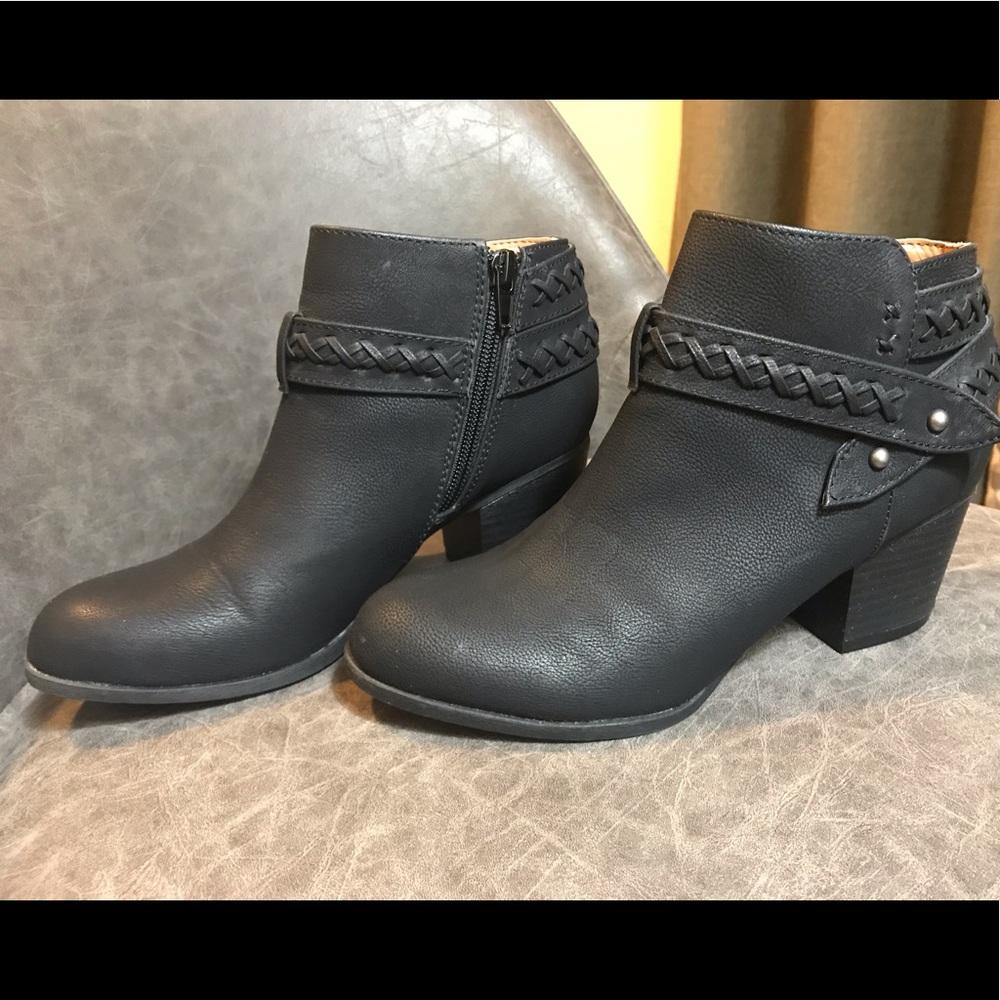 Indigo Rd. black booties